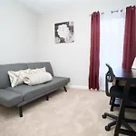 Modern Two Br Townhome, Workspace, Free Parking And Wi-Fi