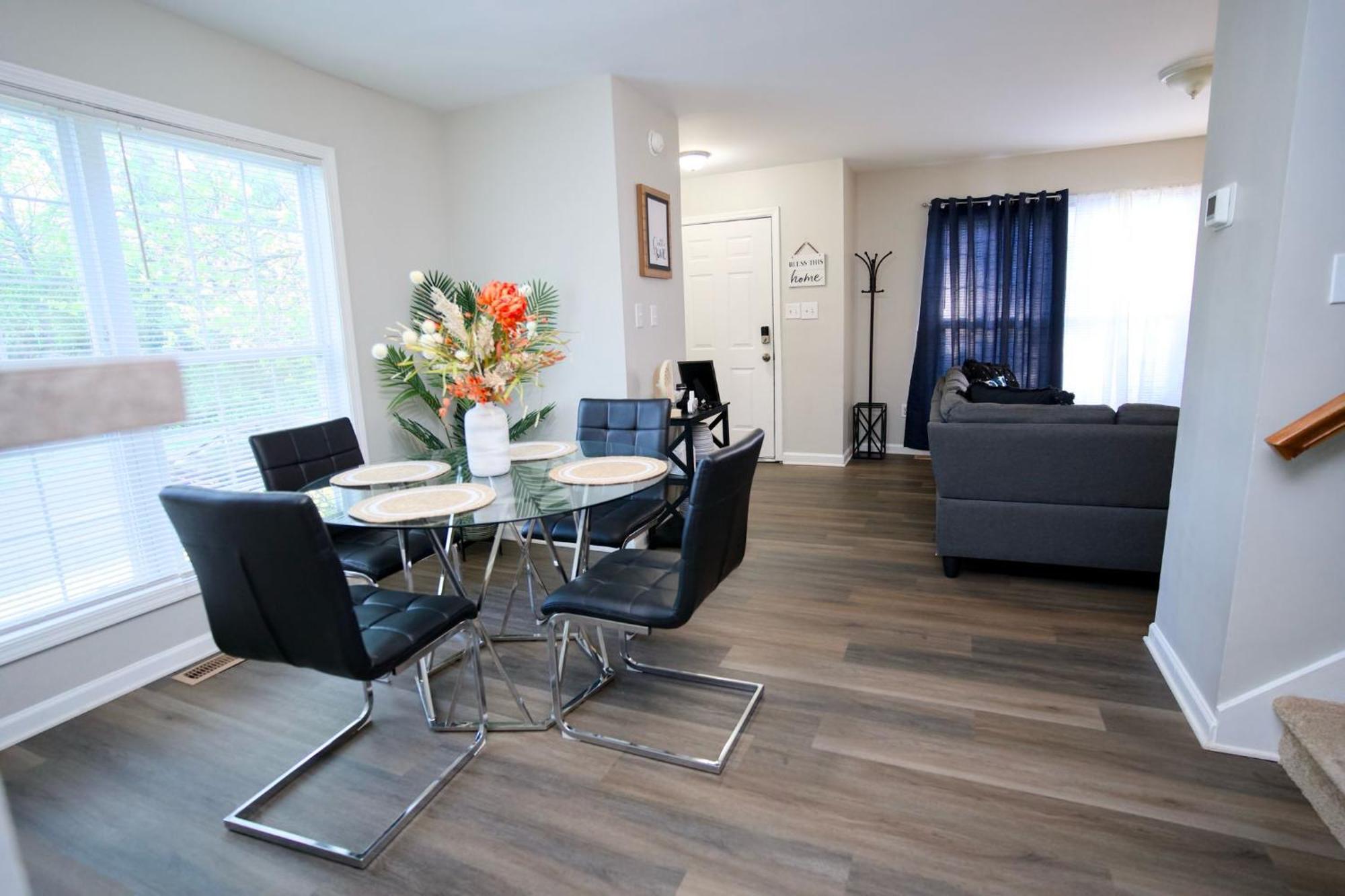Modern Two Br Townhome, Workspace, Free Parking And Wi-fi *