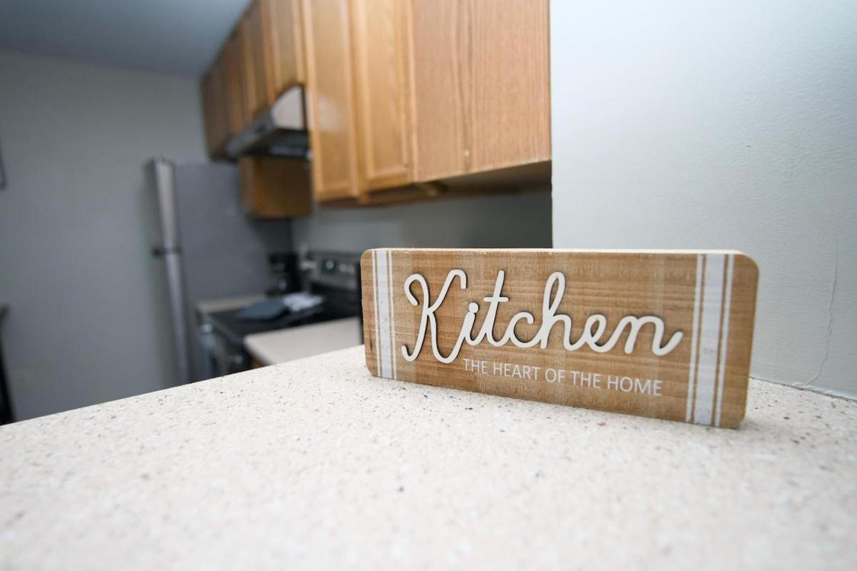 Apartment Modern Two Br Townhome, Workspace, Free Parking And Wi-fi *
