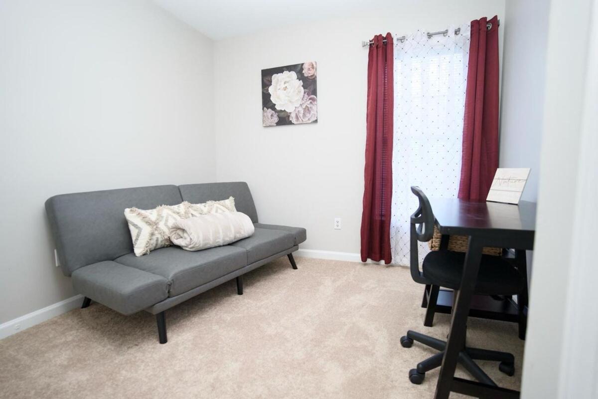 Modern Two Br Townhome, Workspace, Free Parking And Wi-fi Apartment