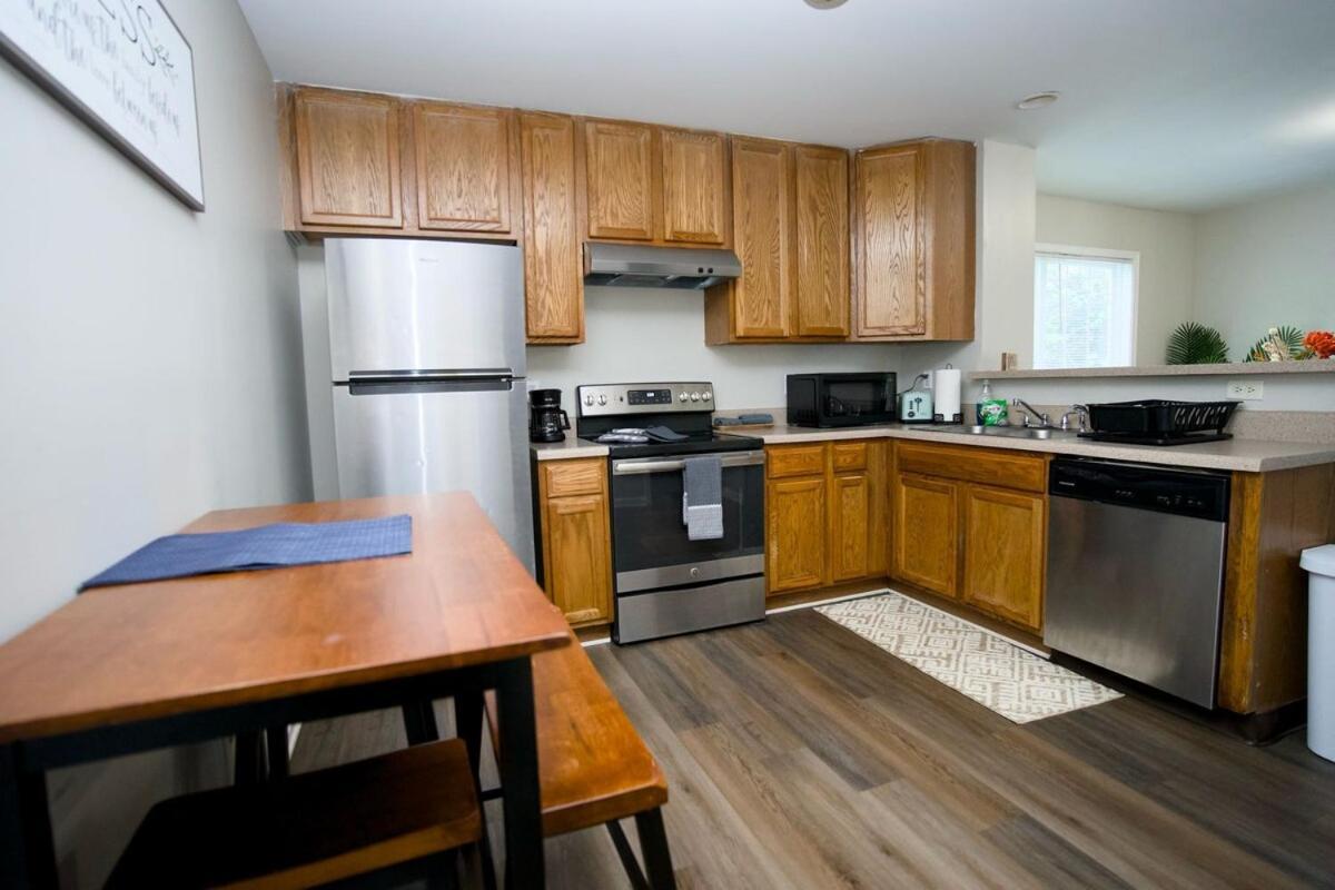 Modern Two Br Townhome, Workspace, Free Parking And Wi-fi Apartment *