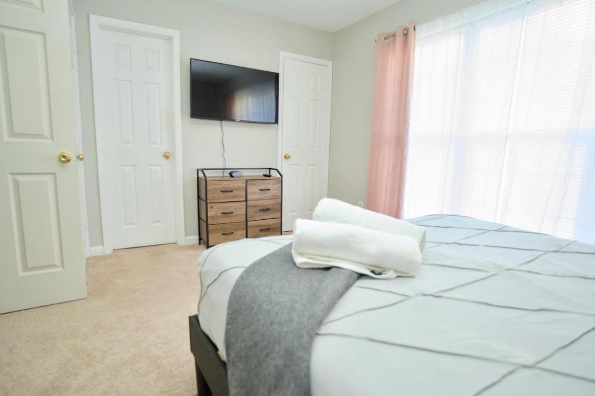 Modern Two Br Townhome, Workspace, Free Parking And Wi-fi *