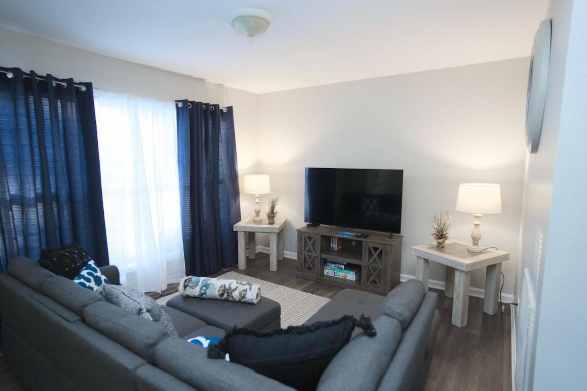 Apartment Modern Two Br Townhome, Workspace, Free Parking And Wi-fi