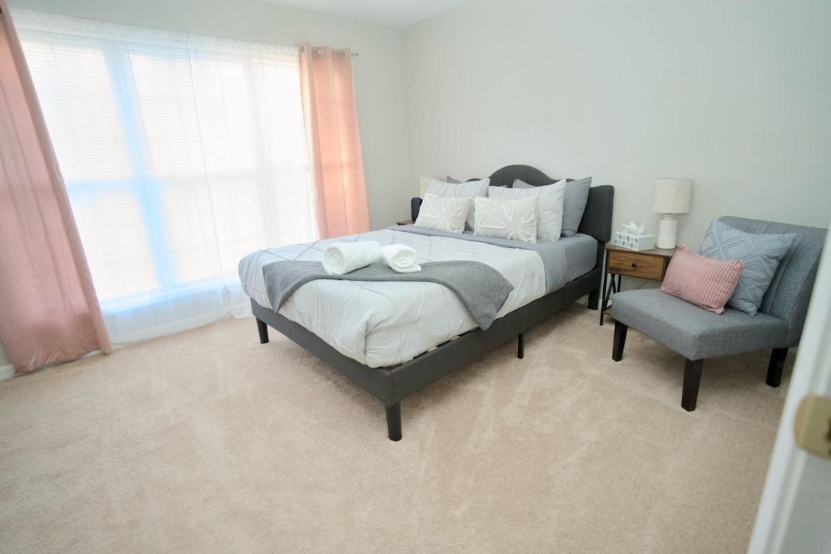 Modern Two Br Townhome, Workspace, Free Parking And Wi-fi Apartment *