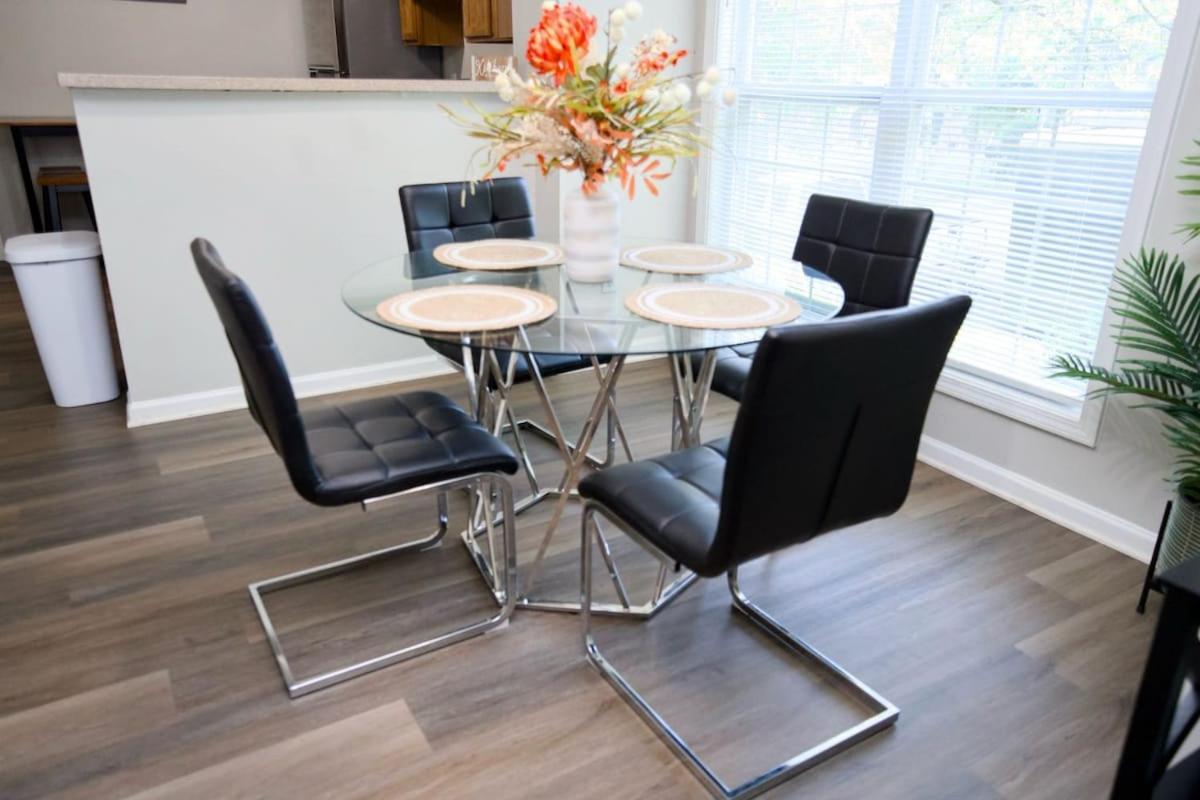 Apartment Modern Two Br Townhome, Workspace, Free Parking And Wi-fi *