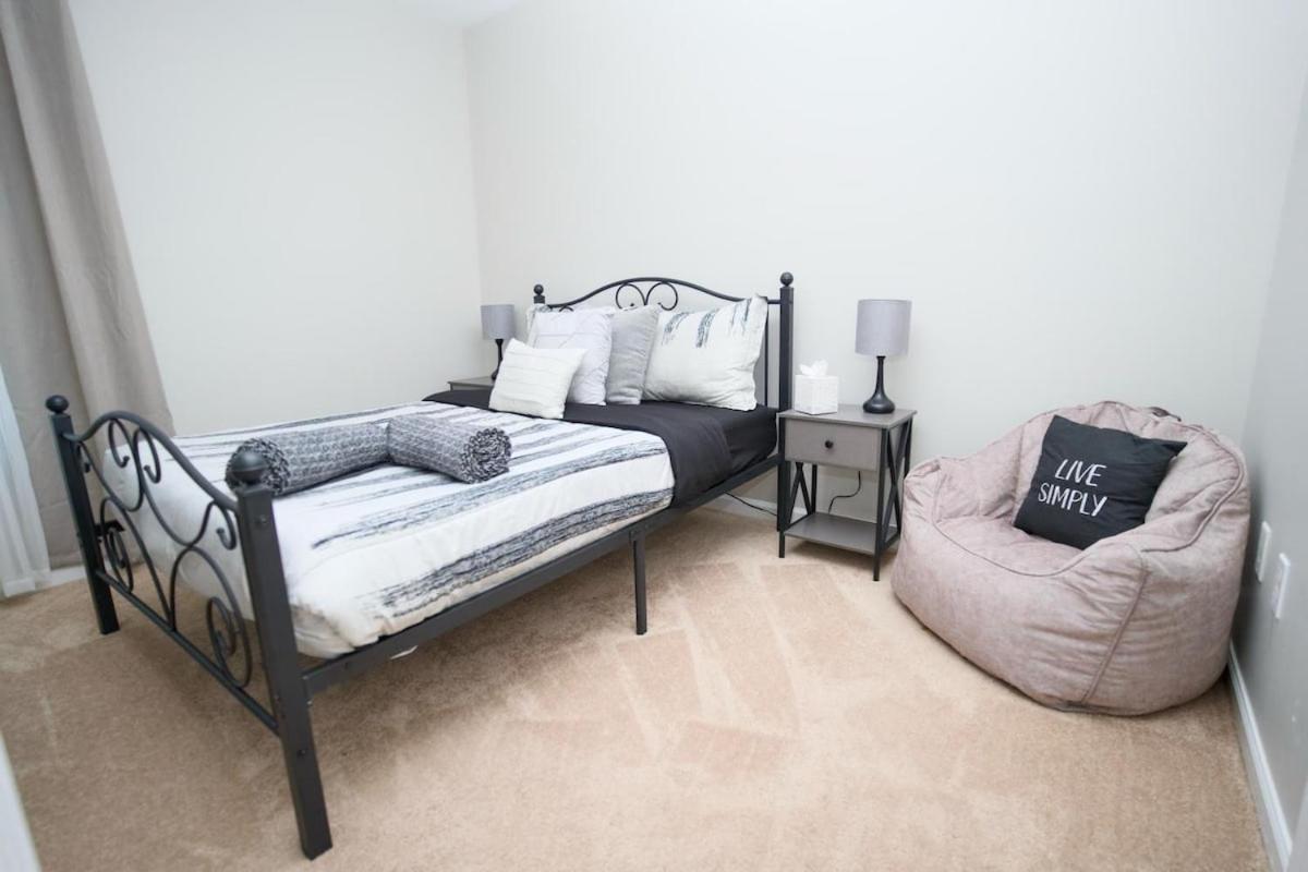 Modern Two Br Townhome, Workspace, Free Parking And Wi-fi Apartment Raleigh