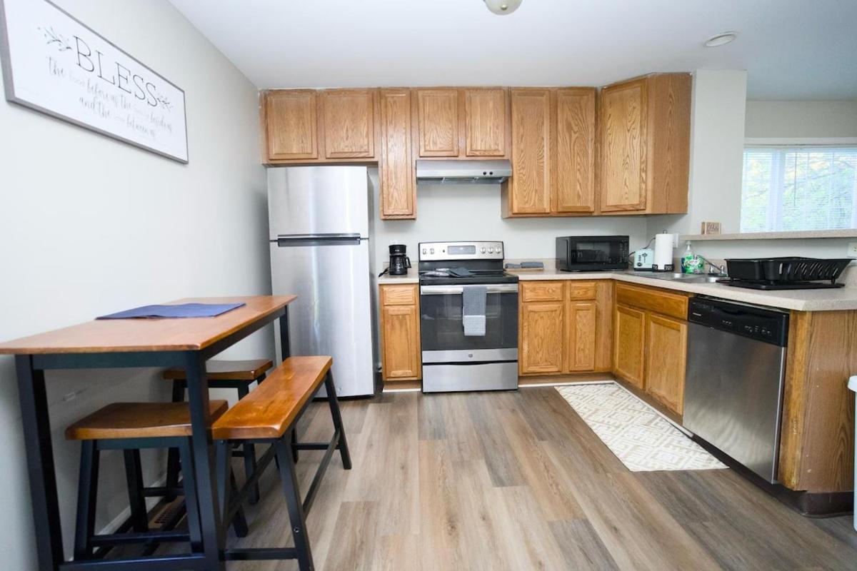Modern Two Br Townhome, Workspace, Free Parking And Wi-fi *